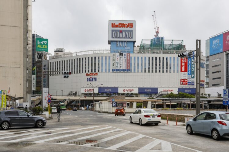 現在の小田急ハルク。小田急電鉄は昨年、新宿駅西口に地上48階、高さ260メートルの商業施設を建設する計画を発表した