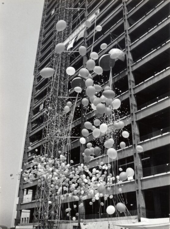 1970年4月に行なわれた京王プラザホテルの上棟式。日本一の超高層ビルにふさわしく、祝賀パーティには1000人が招かれた（写真／京王プラザホテル）