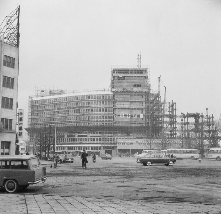 新宿駅西口に建設中の小田急百貨店。1962年に開業し、1967年には「小田急ハルク」としてリニューアルオープンした（写真／新宿区立新宿歴史博物館）