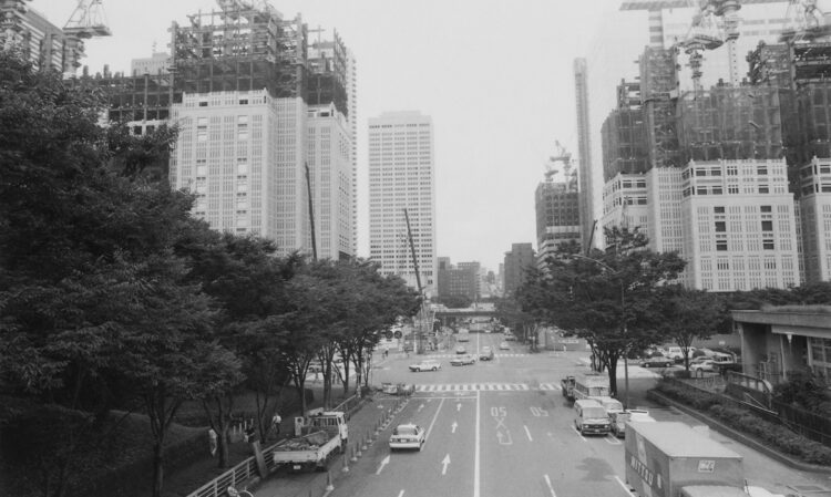 1985年に移転が決まった東京都庁舎は、88年に着工。独特の佇まいは建築家・丹下健三設計によるもので、高さ243メートルは当時の日本一を誇った（写真／新宿区立新宿歴史博物館）