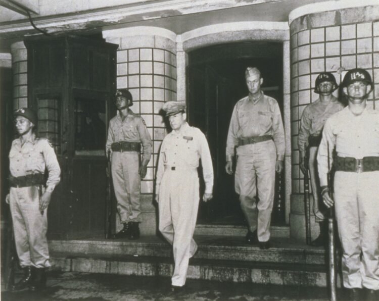 1945年8月30日、厚木に降り立った連合国軍最高司令官・マッカーサーは、声明文朗読後ただちにホテルニューグランドに向かった。当時の専用室は、現在「マッカーサーズスイート」（315号室）となり宿泊できる（写真提供／株式会社有隣堂）