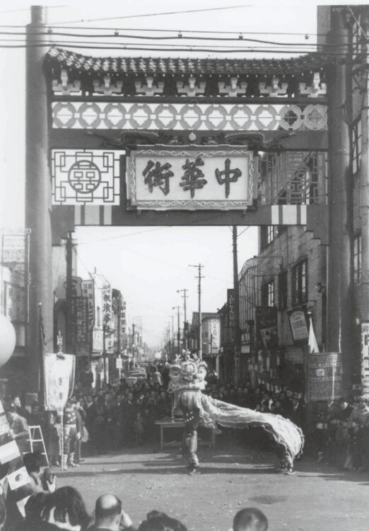 1955年2月2日に行なわれた牌楼落成式の様子（写真提供／金子昇平）