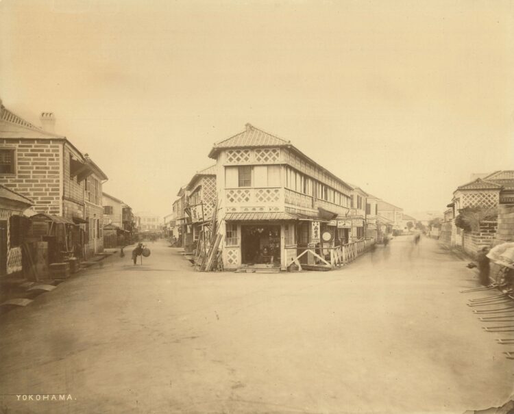 最古の中華街の写真で、1874年頃の山下居留地165番地付近（写真提供／山本博士）