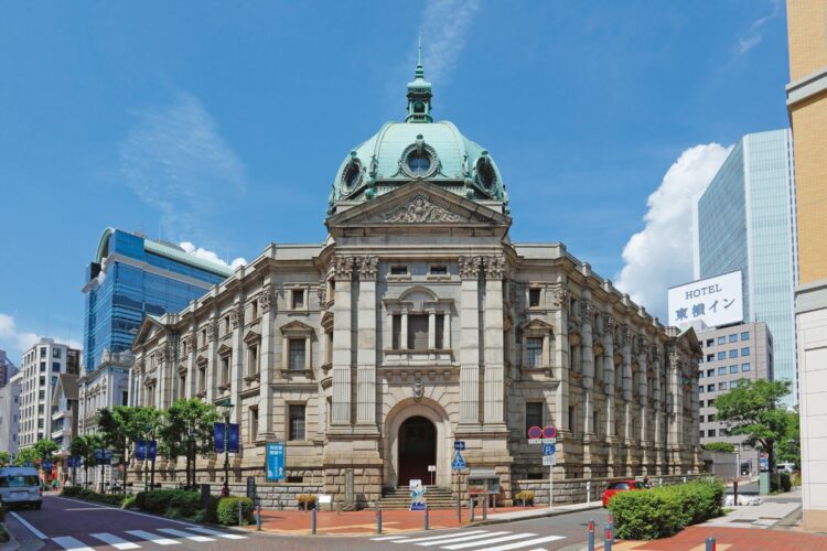 渋沢栄一が株主だったことでも知られる横浜正金銀行本店。1904（明治37）年に建設されたネオ・バロック様式とされる重厚な佇まいで、現在は神奈川県立歴史博物館として一般公開されている