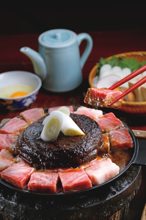 ぶつ切り牛鍋 6600円（注文は2人前から）