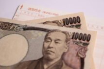 結婚相手より低収入で不憫… 月2万円仕送りする60代母「息子愛の沼」