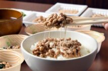 「納豆」を食事の主役や職場でも においと糸引き抑えた新商品も