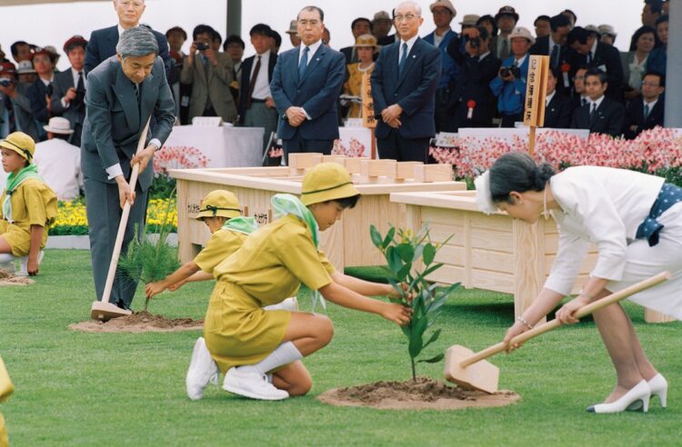 1993年4月、沖縄・糸満市の全国植樹祭で苗木を植えられる上皇ご夫妻（時事通信フォト）