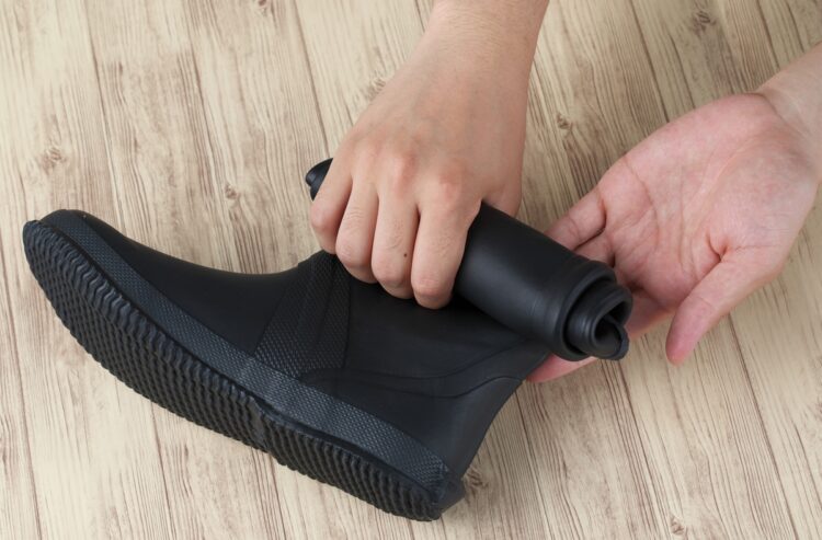 小さく折りたたんでバッグに収納できる