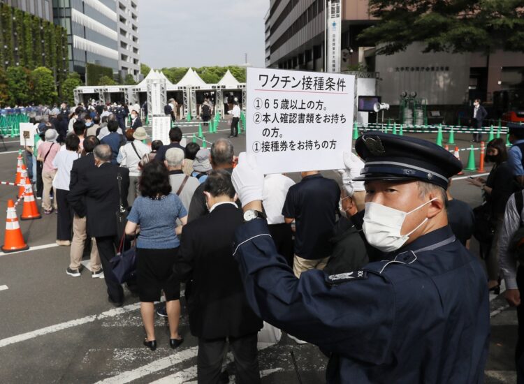 大規模接種会場は長蛇の列（時事通信フォト）