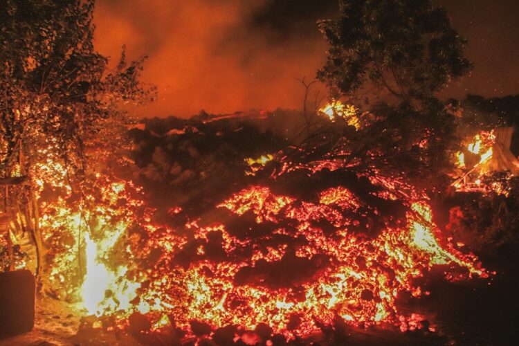 ニーラゴンゴ火山から噴出した溶岩（写真＝AP／AFLO）