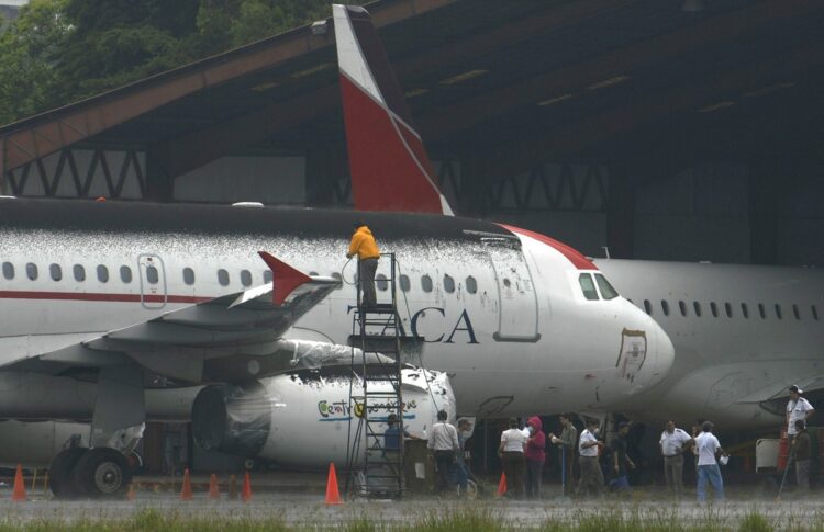 2月のグアテマラ・パカヤ山噴火では唯一の国際空港が閉鎖（時事通信フォト）
