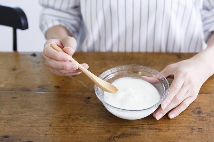 ヨーグルトの乳酸菌やビフィズス菌は直接免疫に働きかける食品ではないが、腸内環境を整える働きがあるとされている