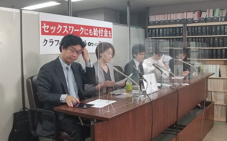 コロナ給付金の対象外とされたことが話題にもなった。2020年9月、記者会見する性風俗事業者の代理人弁護士（時事通信フォト）