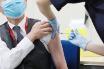 厚労省は新型コロナワクチンの接種に関わる症状の報告を義務づけている（時事通信フォト）