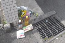 事件現場となったホテル前には花やお菓子が供えられていた