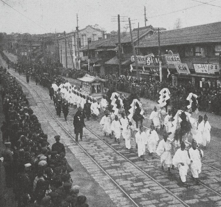 大正2年（1913年）死去。上野の寛永寺に向かう壮大な葬列を多くの人が見送った（写真／AFLO）