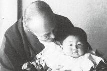 晩年孫を抱く徳川慶喜。孫は7男慶久の娘で、高松宮宣仁親王妃となる喜久子(写真/共同通信社)