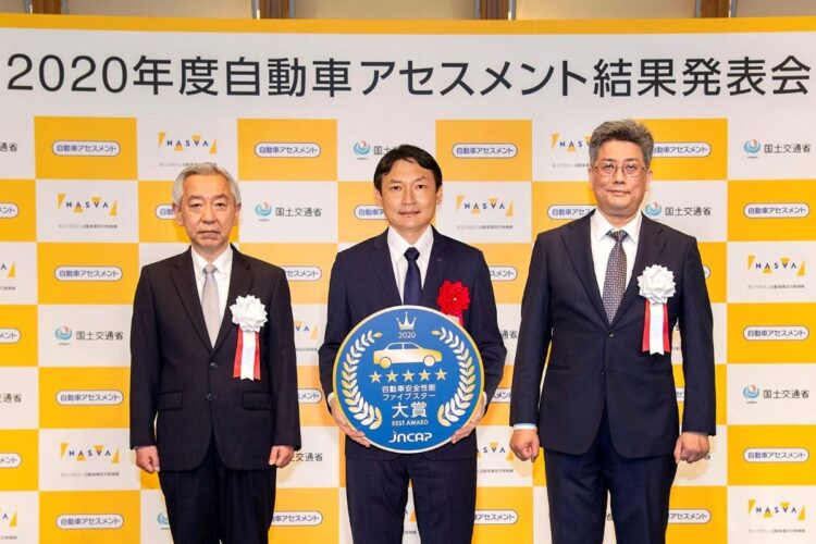 ファイブスター大賞を受賞したスバル「レヴォーグ」（写真中央は開発責任者の五島賢氏）