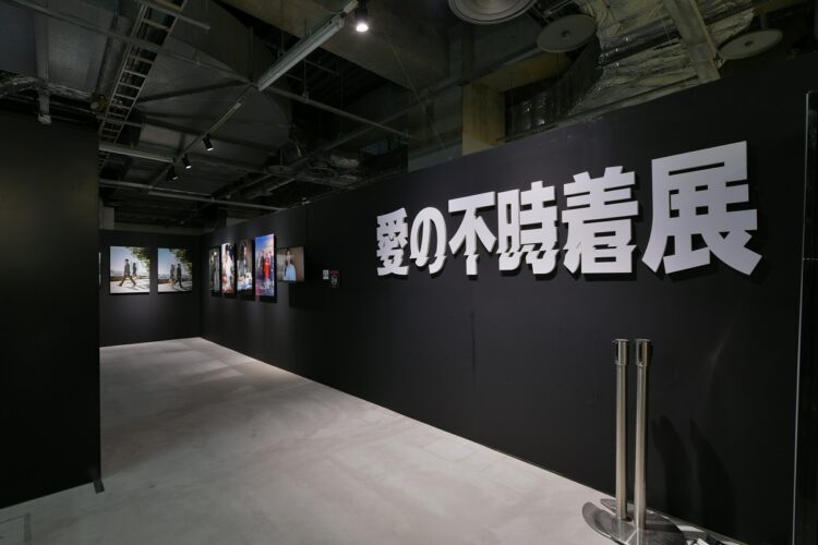 （c）CultureDepot.（c）STUDIO DRAGON CORP. 「愛の不時着」展は、東京会場を皮切りに今年1月からスタート。大阪・福岡と巡回し、現在名古屋（ナディアパーク地下1階特設会場）で開催中。当日券も販売中。450点以上の写真やセット、小道具のほかメイキング映像も流れている。