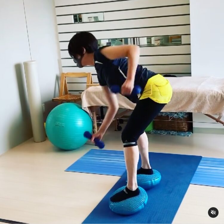 トレーニング中の風景。体幹の強さを感じさせる安定感と引き締まったラインは、訓練の賜物!