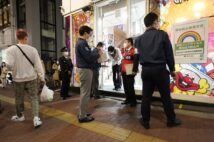 2021年4月、午後8時を過ぎた繁華街で、パチンコ店の営業状況を確認する都職員ら(イメージ、時事通信フォト)