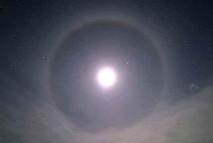 低気圧や前線が近づいて巻層雲（うす雲）が広がっているときに発生する「月暈」（写真／武田康男提供）