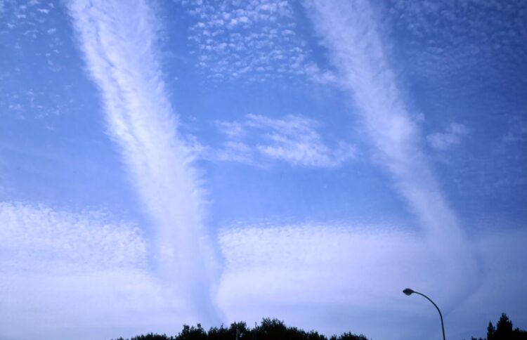 飛行機雲は空気が湿っているときに太く残る（写真／武田康男提供）