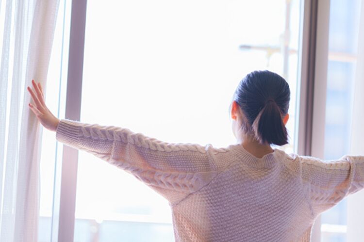 湿度対策には窓を開けたくなるが…（写真／GettyImage）