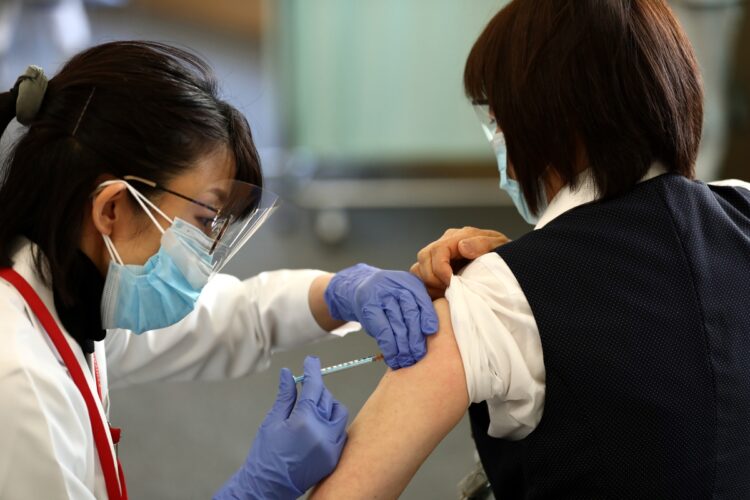 ワクチンを打てない事情を抱える人も（写真／GettyImage）