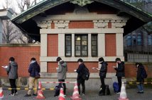 今年2月に行われた国公立大2次試験の前期日程の受験生(東大・本郷キャンパス/時事通信フォト)