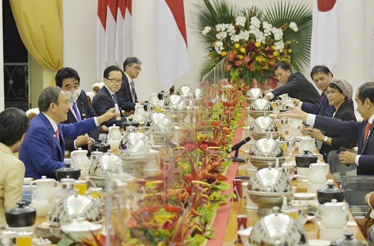 インドネシア・ジョコ大統領（右）主催の夕食会でテーブルを料理が埋め尽くした（時事通信フォト）