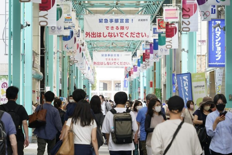 人混みができやすい吉祥寺の商店街。2021年6月（時事通信フォト）