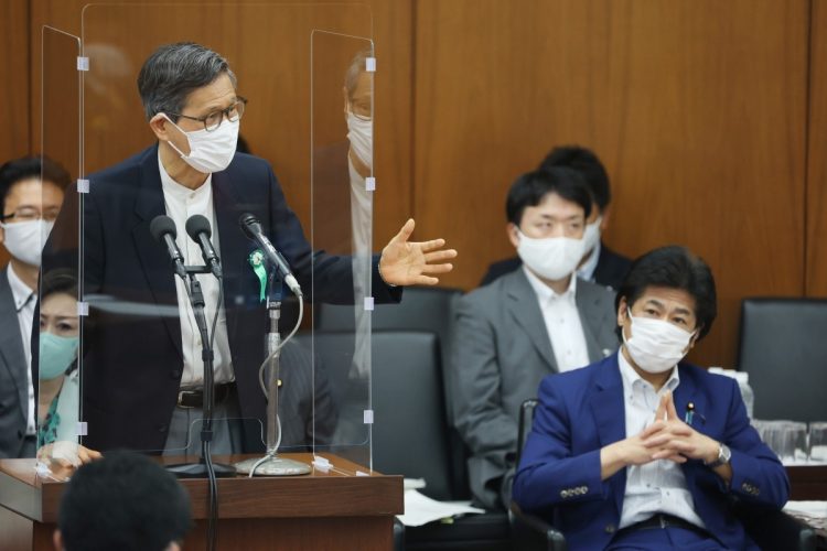 衆院厚生労働委員会で答弁する政府の新型コロナウイルス感染症対策分科会の尾身茂会長（左）。右は田村憲久厚生労働相＝6月9日、国会内（時事通信フォト）