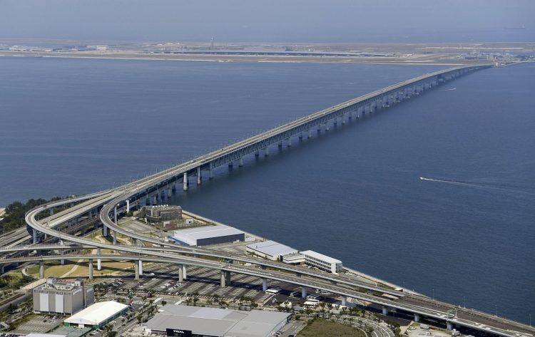 飛び降り現場となった関空連絡橋では、6月14日にも同様の飛び降りが発生した（共同通信社）