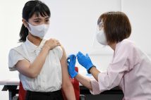 大企業のワクチン職域接種について調査(写真はイメージ/AFP=時事)