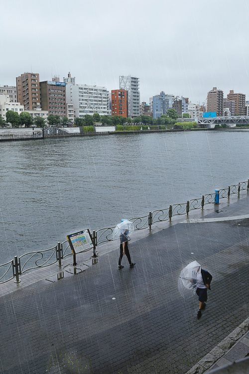 現在の吾妻橋付近から、浅草寺方面を望む。高層ビルに囲まれて、浅草寺は隠れてしまっている（写真／内海裕之）