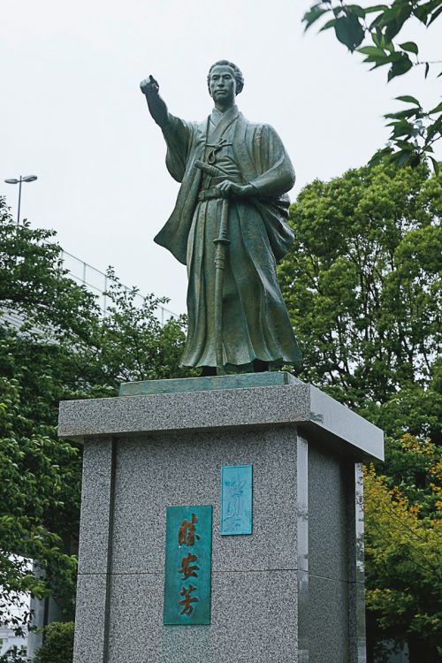 生誕180年を記念して2003年に建てられた勝海舟の銅像。日本の未来を描き、アメリカを目指そうとする姿を捉えて銅像にした（写真／内海裕之）
