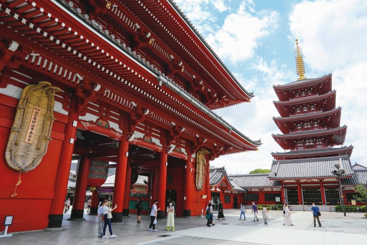 都内最古の寺院として知られる浅草寺。参道の仲見世通りには約90軒の店が建ち並び、年間の参拝者は約3000万人という都内屈指の観光スポット（写真／内海裕之）