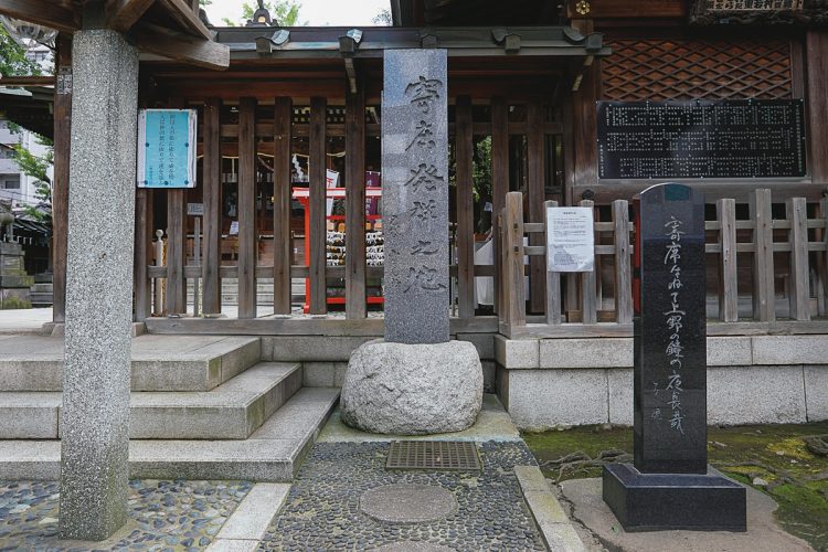下谷神社の境内に立つ「寄席発祥之地」の石碑。1798（寛政10）年にこの地で三笑亭可楽が興行を行なったのが寄席のはじまりといわれている（撮影／内海裕之）