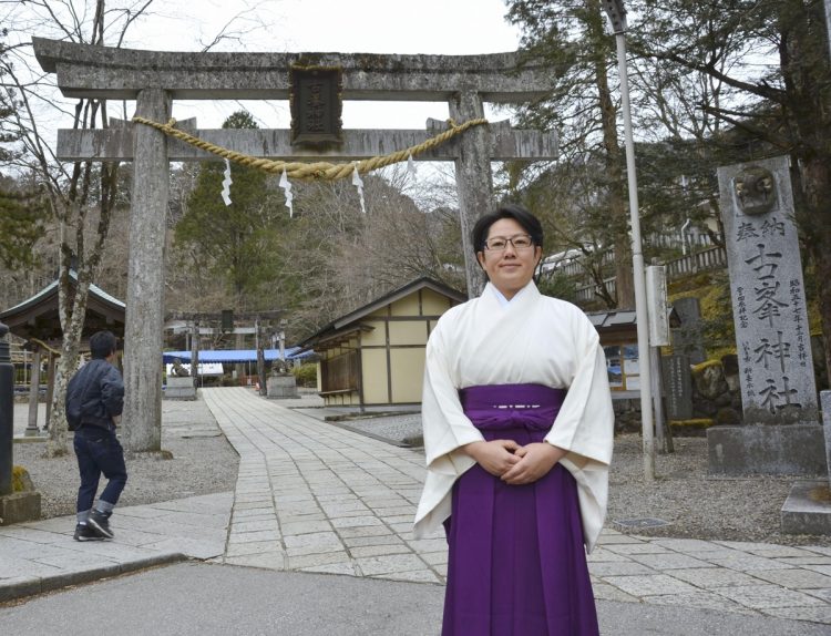 射撃の練習に励む傍ら、お祭りなどの行事の際は神職としての務めを果たす（写真／共同通信社）