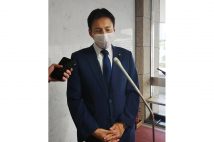 事故の2日後、囲み取材に応じた自民党・武井俊輔衆院議員(写真/共同通信社)