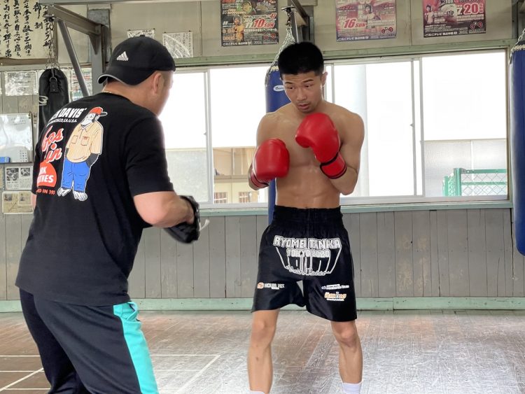 教員として、ボクシング部を指導しながら五輪出場を目指してきた田中亮明（写真／本人提供）