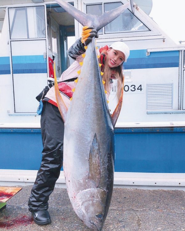 「釣りガール」10人の釣りライフを紹介（写真はYURI）