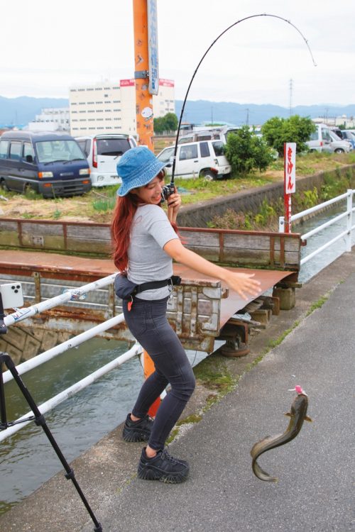 水路のコンディションなのか相当手こずったものの、ついに獲物をゲット！　この日は5、6バイト（アタリ）連続で逃していたので、実はかなりほっとしたそう