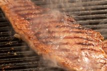 油、牛肉などの食料品値上げが家計に打撃…(写真はイメージ)