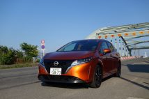 日産「ノート X FOUR」(東神奈川の波止場近くにて)