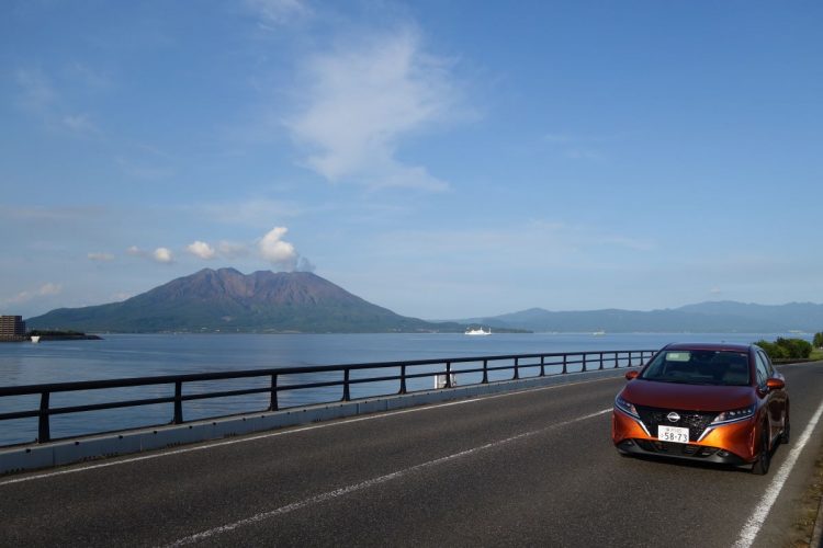 試乗の最終目的地、鹿児島。遠景の山は桜島