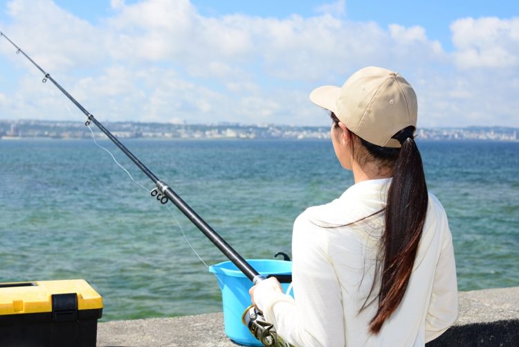 釣りブームに一役買っている「釣りガール」たち（写真はイメージ）