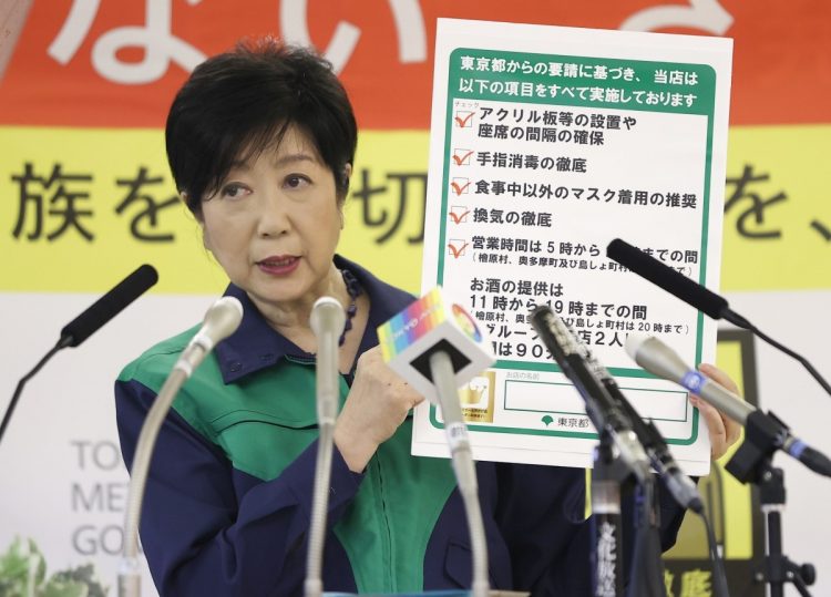 緊急事態宣言解除後に「まん延防止等重点措置」へ移行するにあたり酒類提供の対策基準を「19次まで」「90分以内」「2人まで」と示す小池百合子都知事（時事通信フォト）